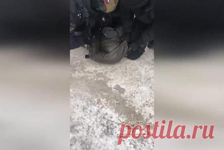 Задержание вымогавшего у россиянки миллионы рублей шантажиста попало на видео. В Нижнем Новгороде сотрудники МВД задержали мужчину, который шантажом вымогал пять миллионов рублей у местной женщины. Он посылал на работу к своей жертве сообщников, под дверь квартиры подкладывал части тел птиц, писал угрозы в соцсетях. Чтобы замести следы и скрыться от полиции, он нанял специалиста.