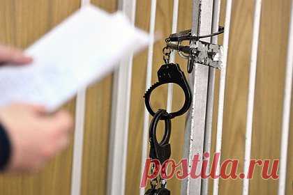 Россиянин расправился с женой во время ссоры и пошел под суд. В Ставропольском крае суд рассмотрит дело местного жителя, расправившегося с женой. Ночью 17 сентября на улице села Александровское супруги поссорились. Тогда мужчина стал избивать жену ногами и душить. Она не выжила. Было возбуждено дело по части 1 статьи 105 УК РФ. Отмечается, что обвиняемый признал вину и раскаялся.