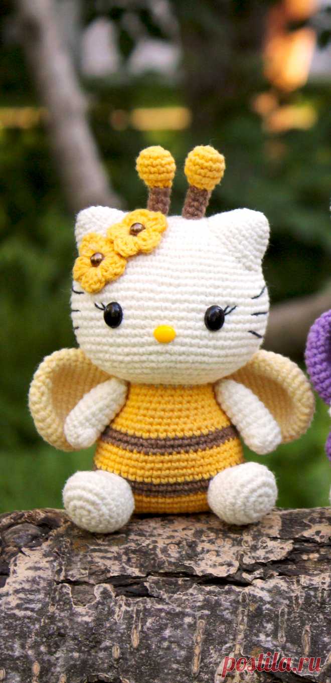 PDF Весенняя Китти крючком. FREE crochet pattern; Аmigurumi animal patterns. Амигуруми схемы и описания на русском. Вязаные игрушки и поделки своими руками #amimore - маленькая кошечка Хелло Китти, кошка, котик, котёнок, кот.