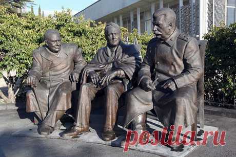 Крым. Ялта, Март 2017. Памятник участникам Ялтинской конференции 1945 г.