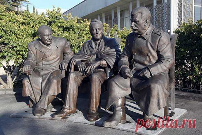 Крым. Ялта, Март 2017. Памятник участникам Ялтинской конференции 1945 г.