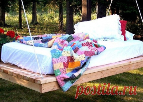Кровать-качели для дачи: отдых между небом и землей Сегодня мы рассмотрим как сделать уютную подвесную кровать. Идея создания принадлежит Ане Уайт. Итак, с чего начнем? С материалов. Вам понадобятся:  - доски (17 штук длиной 2 метра, шириной 10 см, толщиной 5 см), - 100 саморезов (7-8 см), - 8 шурупов с кольцом (лучше сварные, для строительных лесов, длиной 10 см),  - 15 метров прочной веревки с разрывной нагрузкой не менее 90 кг (можно заменить металлической цепью). - Лак и заполнитель для…