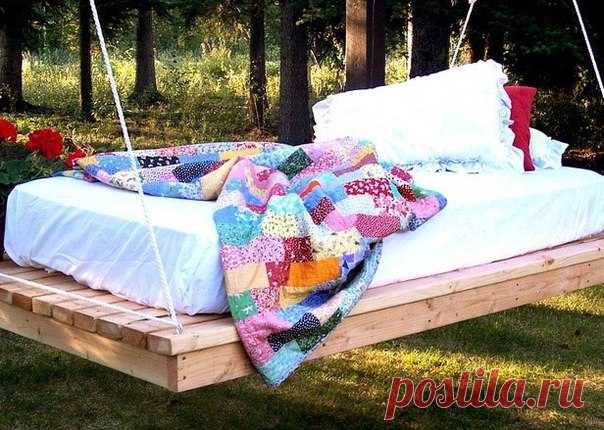 Кровать-качели для дачи: отдых между небом и землей Сегодня мы рассмотрим как сделать уютную подвесную кровать. Идея создания принадлежит Ане Уайт. Итак, с чего начнем? С материалов. Вам понадобятся:  - доски (17 штук длиной 2 метра, шириной 10 см, толщиной 5 см), - 100 саморезов (7-8 см), - 8 шурупов с кольцом (лучше сварные, для строительных лесов, длиной 10 см),  - 15 метров прочной веревки с разрывной нагрузкой не менее 90 кг (можно заменить металлической цепью). - Лак и заполнитель для…
