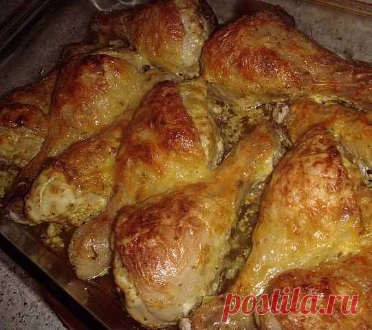 Куриные ножки со сметаной и сыром
Ингредиенты:
Куриные ножки - 10-15 шт.
Сыр - 100 гр.
Сметана - 100-150 гр.
Чеснок - 5 зубчиков.
Приправа для курицы.
Соль, чёрный перец.
Приготовление:
Куриные ножки промыть в воде и тщательно посолить. Выдавливаем чеснок с помощью чеснокодавилки, смешаем с чёрным перцем и приправой для курицы. Втираем в каждую 