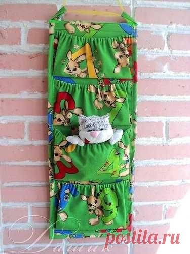 Шьём кармашки в шкафчик для детского садика

Выкраиваем детали: Основа 2 детали 30 x 80 см, Два кармашка 40 x 20 см, Два кармашка 40 x 15 см.