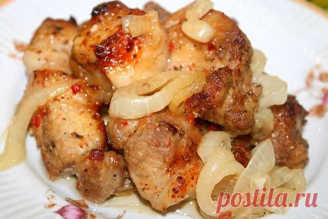 ШАШЛЫК В ДУХОВКЕ НА ЛУКОВОЙ ПОДУШКЕ

мясо ( свинина ) — 1 кг
лук репчатый — 2-4 шт.
уксус — 3 ст. л. ( 2 для маринования лука, 1 для мяса )
смесь перцев — 0,5 ч. л.
сок лимона — 3 ст. л.
сахар — 1 ст. л.
приправа для мяса — 2 ст. л.
рукав для запекания

Как приготовить шашлык в духовке на луковой подушке :
Нарезать мясо небольшими кусочками. Добавить смесь перцев, приправу, 1 столовую ложку уксуса и лимонный сок. Тщательно все перемешать и оставить мариноваться от 2 до 6 ч...