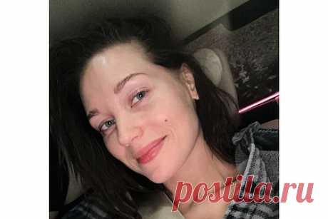 35-летняя Кристина Асмус показала лицо без макияжа. Российская актриса театра и кино Кристина Асмус показала естественную внешность на новом снимке. 35-летняя телезвезда опубликовала сторис из автомобиля, на котором продемонстрировала лицо без макияжа. Знаменитость сфотографировалась с распущенными волосами, отказавшись от аксессуаров.