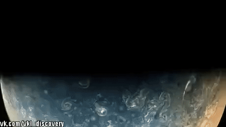 Фантастические кадры космического корабля «Юнона» НАСА, пролетающего над Юпитером