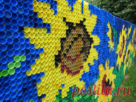 Забор из крышечек от бутылок