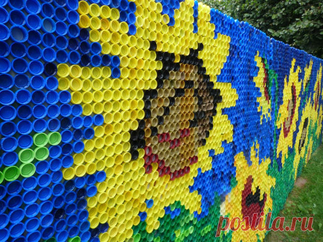 Забор из крышечек от бутылок