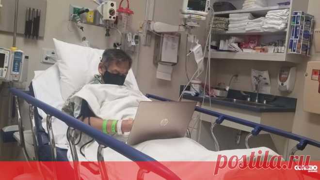 Professor passa últimas horas de vida a corrigir testes para não prejudicar alunos Filha partilhou a imagem do pai sentado numa cama de hospital a trabalhar para não atrasar as avaliações.