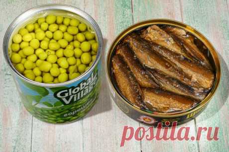 Гениальный салат из шпрот и горошка. Вкусно, просто и быстро.
Сегодня я хочу поделиться с вами рецептом нового, простого и очень вкусного салата со шпротами. Этот салат получается сытным, ароматным и готовится из доступных продуктов.