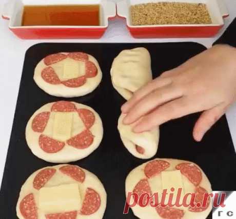 БУЛОЧКИ С КОЛБАСОЙ, СЫРОМ И КУНЖУТОМ