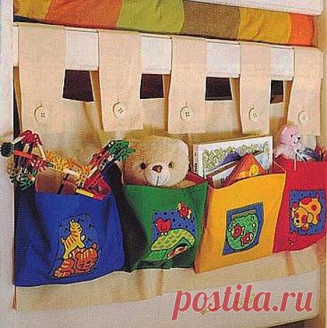 кармашки для мелочей

  Очень часто в квартире создается ощущение беспорядка от множества  всяческих нужных мелочей. Чтоб дом наш был уютным  и удобным нужно для каждой вещи найти свое место.
Для этого есть замечательные идеи разных карманчиков, ведь так удобно когда рядом с креслом лежат газеты и журналы, у дивана –пульт от телевизора и очки, в ванной все косметические средства и щетки, а на стремянке замечательные карманы для инструментов…