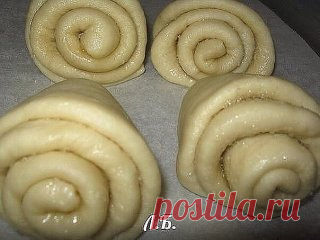 ПЛЮШКА-КОМЕТА
Продукты: 
200 мл смеси молока с водой, 
1 яйцо, 
100 мл растительного масла,
 3-4 ст. л. сахара, 
1 ч.л. сухих дрожжей, 
около 500 г муки, 
щепотка соли, 
ванильный сахар – пакетик. 
Растительное масло и сахар для смазывания плюшек. 
Сахарная пудра - для посыпки.
Смесь молока с водой соединить с растительным маслом, взбитым с сахаром яйцом добавить соль, ванильный сахар и дрожжи, перемешать и дать постоять 10 минут, пока дрожжи разойдутся.
Затем ввести муку ...
