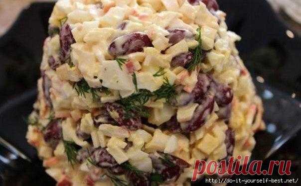 Быстрый салат с фасолью и крабовыми палочками.