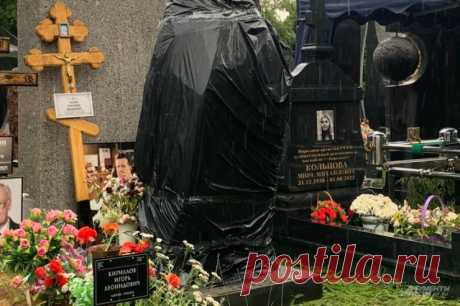 Народную артистку СССР Васильеву похоронили на Новодевичьем кладбище. Рядом с Васильевой похоронены Мира Кольцова и Игорь Кириллов.