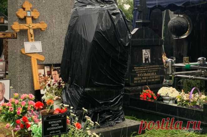Народную артистку СССР Васильеву похоронили на Новодевичьем кладбище. Рядом с Васильевой похоронены Мира Кольцова и Игорь Кириллов.