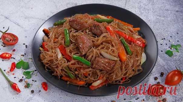 ЖАРЕНАЯ ФУНЧОЗА 

Мясо 300 грамм.
Чеснок 4/5 зубчика.
Лук 1 шт. средний.
Зелёный перец 1 шт.
Красный перец 1 шт.
Лапша фунчозы 500 грамм.
Репчатый лук 1 шт средний.
Томатная паста 1 ст.ложка.
1 пучок кинзы.
1 с.л. соли.
200 гр. подсолнечного масла.
1 ч.л.чёрного перца.
Смесь из приправ.

Фунчозу заливаем кипятком и убираем в сторонку. А пока на разогретой сковороде обжарить мясо до золотистого цвета, добавить лук соломкой. После добавить чёрный перец, смесь приправ, и тома...