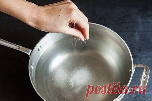 Простые хитрости для умной хозяюшки
1. Чтобы сливочное масло в жаркую погоду не таяло, оберните его салфеткой, смоченной в соленой воде.

2. Чтобы в рыбе или птице удалить разлившуюся желчь, нужно тщательно натереть горькое место солью, а потом хорошо промыть водой.

3. Для того чтобы лучше наточить ножницы и ножи, нужно подержать их в слабом солевом растворе с полчаса и потом, не вытирая, точить.

4. Для того чтобы цветное белье не полиняло, а краски стали ярче, нужно доб...