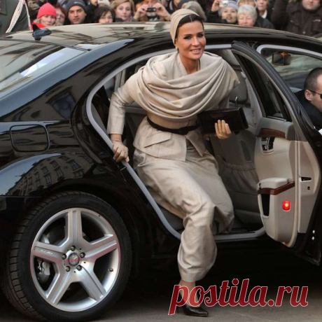 Шейха Моза: самая модная и влиятельная женщина арабского мира. Без хиджаба и паранджи Для арабского мира ее стиль — дерзость. Бывший эмир Катара позволил своей второй жене не только снять паранджу, но и вмешаться в дела государственные.