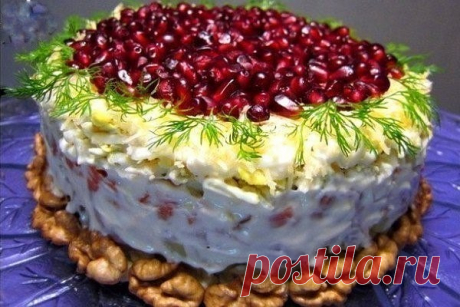 Топ-9 Самых вкусных слоеных салатов 
Подборка салатов к Новому Году 

1) Салат "Красная шапочка"

Ингредиенты:

● Репчатый лук, 
● куриная грудка (копченая или гриль),
● отварной картофель,
● грецкие орехи,
● отварная морковь,
● вареные яйца,
● твёрдый сыр,
● зерна граната для украшения

Приготовление:

Салат укладывается слоями и каждый промазывается майонезом:
1 слой - лук, порезать кубиками или п/кольцами, обдать кипятком для удаления горечи;
2 слой - картофель, порезат...