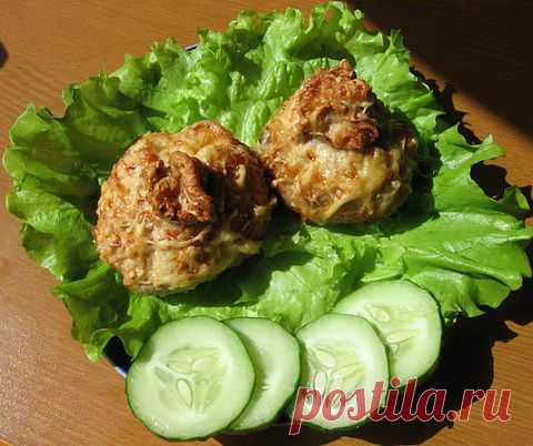 Мешочки из мяса.
Это блюдо я впервые попробовала, когда была в Суздале. Там  в ресторане оно называлось «Мешок солдата». Я дома попробовала их сделать, всем понравились. Итак, что надо: 
Куски свежей  свинины толщиной 1 см
Грибы
Лук
Сыр
Сливки
Подсолнечное масло, Соль, перец