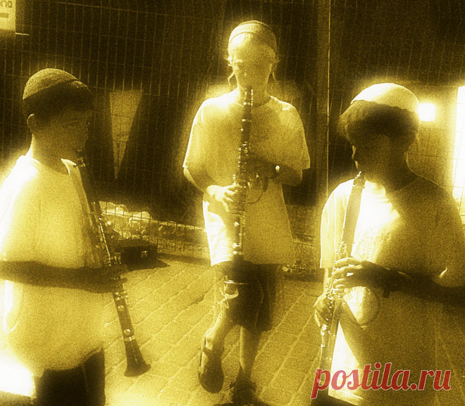 На ежегодном фестивале клезмерской музыки в Цфате. Цфат один из четырёх священных городов Израиля. Город художников и музыкантов. И Торы. На фестиваль съезжаются еврейские музыканты со всего Мира. Ближе к полуночи, когда гости заканчивали свои выступления, на улицах стали видны и местные жители. А эти полностью завладели моим вниманием.