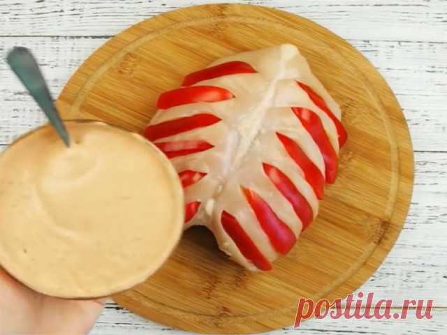 ЗАПЕЧЕННАЯ КУРИНАЯ ГРУДКА. Предлагаю вам самый простой и эффектный рецепт приготовления куриной грудки. 4 простейших ингредиента и СЫТНОЕ, но НЕКАЛОРИЙНОЕ второе блюдо на вашем столе. Этот рецепт для ленивых обязательно пригодится всем, кто старается СКИНУТЬ ЛИШНИЙ ВЕС ПОСЛЕ ПРАЗДНИКОВ. Куриное филе — очень ценный диетический продукт. 

Ингредиенты
_____________

Куриное филе 2 шт. 
Болгарский перец 2 шт. 
Сметана 100 г 
Кетчуп 100 г 
Соль по вкусу Черный перец (молотый) п...