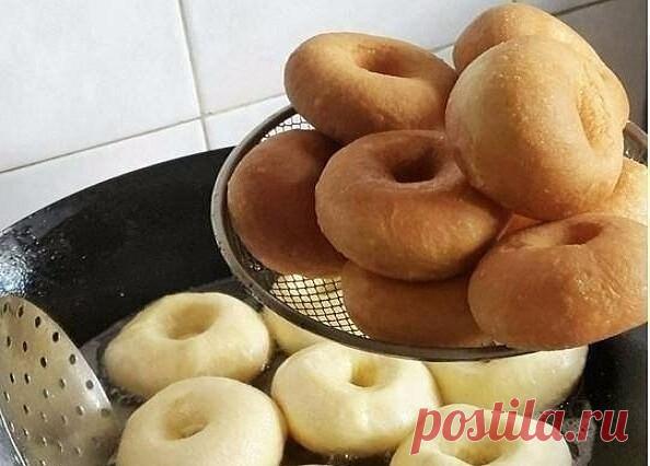 Самые вкусные пончики
Это самые вкусные пончики… которые я ела!
Уже 2 раза их делала – обалденные! Мягенькие , прямо воздушные, с хрустящей корочкой! Начинку можно любую класть, мне очень понравилось с инжировым повидлом, а еще будет вкусно со свежей малиной, перетертой с сахаром, можно с заварным кремом, как у автора… Слова автора (с моими дополнениями)
Рецепт на сайте: https://gotovchik.ru/samye-vkusnye-ponchiki.html?utm_source=vipec&utm_campaign=desserts