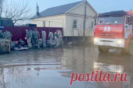 Власти сообщили данные о подтопленных домах в Орске. В Орске подтопило свыше 2,4 тысячи жилых домов и трех тысяч придомовых территорий. Из-за значительного повышения уровня воды невозможно самостоятельно передвигаться в подтопленных зонах. Там отключено электричество. Под водой оказалась половина Старого города в Орске, этот район может быть изолирован от Нового города.