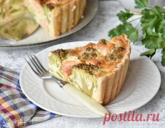 Киш с рыбой и брокколи.