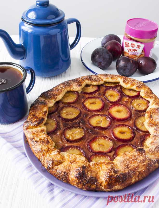 Сезон горячих чаепитий с вкусными пирогами. Продолжая искать необычные сочетания, в блоге Андрея Рудькова, нашла вкусный вариант галеты: сливовый пирог с арахисовой пастой. Еще не дочитав рецепт до конца, поняла, что необходимо ее приготовить, получилось пикантно и необычно, всем любителям редких и нестандартных сочетаний крайне рекомендую. Эта галета будет очень хороша для завтрака и для ужина