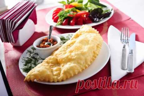 Хрустящие сочные чебуреки  Тонкое хрустящее масляное тесто вкусных чебуреков с сочным мясом внутри - каждый кусочек этого лакомства, одного из самых желанных блюд уличной еды, тает во рту. Хорошая чебуречная, иногда ценится не…