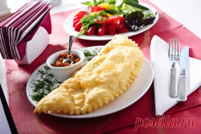 Хрустящие сочные чебуреки  Тонкое хрустящее масляное тесто вкусных чебуреков с сочным мясом внутри - каждый кусочек этого лакомства, одного из самых желанных блюд уличной еды, тает во рту. Хорошая чебуречная, иногда ценится не…