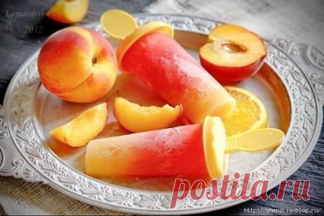 Домашний фруктовый лёд для детей.
Ингредиенты: 
 
- персики - 500 грамм 
- сок половины апельсина 
- вишнёвый сок - 200 мл 
 
Приготовление: 
 
1. Сахар я не добавляла, так как готовый вишнёвый сок итак очень сладкий. 
2. Персики очистить и пюрировать, добавить апельсиновый сок. 
3. Наполнить формочки для мороженого фруктовым пюре и сверху аккуратно влить вишнёвый сок. 
4. Не надо ничего перемешивать, получится красивая мраморная поверхность. 
5. Поставить в морозилку на несколько часов, достат