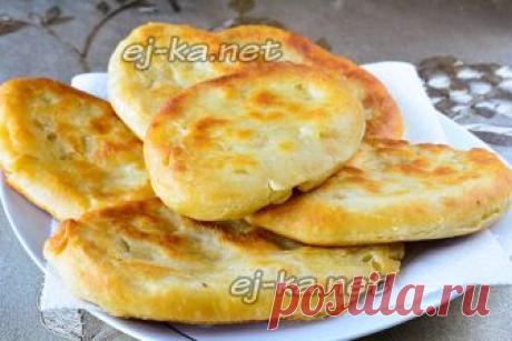 Пирожки за 5 минут — очень легкое и простое тесто Готовить пирожки, могут подумать некоторые, дело хлопотное и нелегкое. Но если использовать при этом простое тесто, то все упростится в разы. Сегодня приготовим пирожки за 5 минут, тесто будет ну очень легкое и вам понравится. Для его замеса будем использовать кефир, пищевую соду, яйца и растительное масло. Для начинки можете использовать любые овощи (картошку, капусту, грибы) и фрукты (яблоки, сливы, клубнику и джемы из ни...