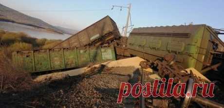 По факту схода грузовых вагонов с рельсов в Забайкалье возбуждено уголовное дело. Следственный комитет возбудил уголовное дело после схода с рельсов 11 вагонов грузового поезда на Забайкальской железной дороге. В результате происшествия никто не пострадал, повреждено 200 метров железнодорожного полотна и один километр электрических сетей. По факту произошедшего возбуждено уголовное дело.
