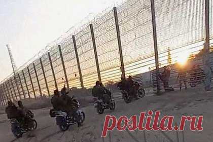 Офицер ЦАХАЛ раскрыл причины успешного вторжения боевиков в Израиль. Боевики ХАМАС успешно вторглись в Израиль 7 октября благодаря новой тактике: они отвлекли внимание армии ракетами — а затем, под прикрытием мощного обстрела, устроили наземное вторжение, в том числе на дельтапланах. Об этом «Ленте.ру» рассказал Сергей (имя изменено), офицер армии обороны Израиля (ЦАХАЛ).