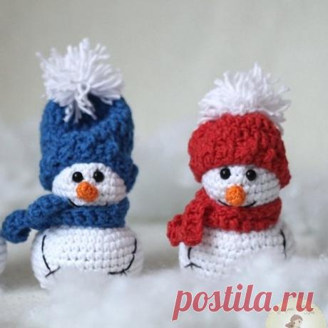 Мастер-класс по вязанию маленького снеговика в шапке от Анастасии Макеевой. Для изготовления снеговика амигуруми потребуется крючок №2 и пряжа ALIZE Cotton Gold Hobby. Высота вязаной игрушки около 10 см.Источник: Мама Фуфа. Игрушки ручной работыМастер-класс по вязанию снеговика крючком﻿