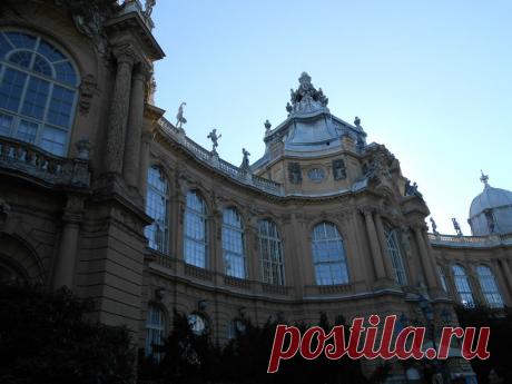 На самом деле, это не настоящий замок. Когда Венгрия праздновала своё тысячелетие в 1896 году, был построен павильон из фанеры, дерева и папье-маше, в котором собрали различные архитектурные стили и все самые знаменитые строения Венгрии, в том числе замок