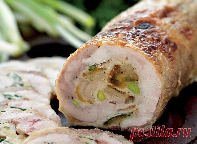Мастер-класс. Готовим куриный рулет

Фаршированный куриный рулет – блюдо универсальное. Ароматные бутерброды на завтрак, холодная закуска на обед, пикантное горячее на ужин, да и на праздничном столе ему найдется достойное место.

Удалите кончики крыльев. 
Курицу положите грудкой вверх, проведите ножом параллельно килевой кости сначала с одной стороны, потом с другой и аккуратно отделите от грудки. Не повреждая кожу, подрежьте позвоночник, ребра и тазовые кости. 
Удалите х...