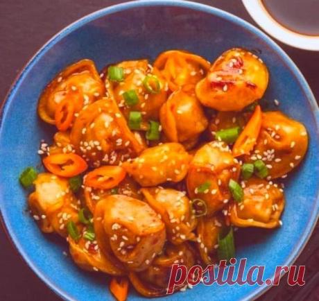 Когда вареные пельмени надоели, готовлю их по-другому. Делюсь простыми, но очень вкусными рецептами Любимые многими пельмени можно не только варить, но и жарить, тушить с добавлением других продуктов.