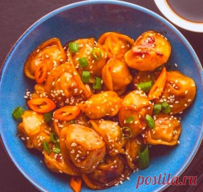 Когда вареные пельмени надоели, готовлю их по-другому. Делюсь простыми, но очень вкусными рецептами Любимые многими пельмени можно не только варить, но и жарить, тушить с добавлением других продуктов.