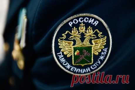 Иностранец попался в аэропорту Москвы с украшениями на миллионы рублей. Таможенники в московском аэропорту Домодедово задержали гражданина Азербайджана с брендовыми украшениями на десять миллионов рублей. Инспекторы нашли в рюкзаке нарушителя часы Bvlgari, кольцо Grisogono и серьги Graff из золота со вставками из бриллиантов, бериллов и корундов.