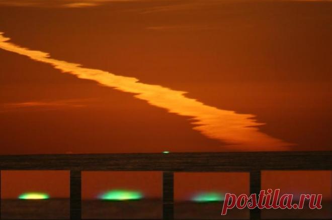 Зелёный луч на закате - это удивительное явление! Часто ли Вам приходилось наблюдать на небе зелёные пятнышка или проблески зелёных лучей? Это странное явление, названное феноменом от недавнего времени, наблюдали еще древние люди.Интерес их усиливалс...