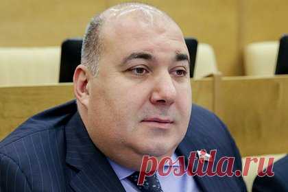 Депутат Госдумы от ЛДПР ответил на сообщения о возможном лишении его мандата. Депутат Госдумы от ЛДПР Юрий Напсо назвал сообщения о возможном лишении его мандата за прогулы инсинуациями. Он не увидел оснований для процедуры, объяснив, что находится на официальном больничном, который оформлен в соответствии с законом. Парламентарий заверил, что посещает фракцию в онлайн-формате.