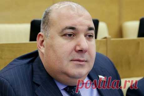 Депутат Госдумы от ЛДПР ответил на сообщения о возможном лишении его мандата. Депутат Госдумы от ЛДПР Юрий Напсо назвал сообщения о возможном лишении его мандата за прогулы инсинуациями. Он не увидел оснований для процедуры, объяснив, что находится на официальном больничном, который оформлен в соответствии с законом. Парламентарий заверил, что посещает фракцию в онлайн-формате.
