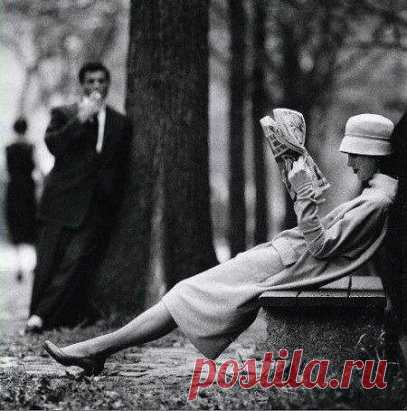 Есть такие женщины. 
 
Есть такие женщины, которые уже не боятся. Которым уже поздно бояться. Бояться не понравиться. Не соответствовать. Не знать. Не успеть. Не уметь печь наполеон. Готовить плов. Правильно рисовать стрелки. 
 
Они не боятся переспросить. Выглядеть нелепо. Им есть, что надеть к лету. Осенью тоже. И это не проблема. В их жизни всё меньше пробелов. Уже не страшно не по прямой. Могут криво. Знают, что красиво - это внутри. Они не боятся утонуть. Так как давно живут на глубине. Не