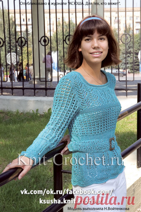 Пуловер на спицах с ажурными узорами.